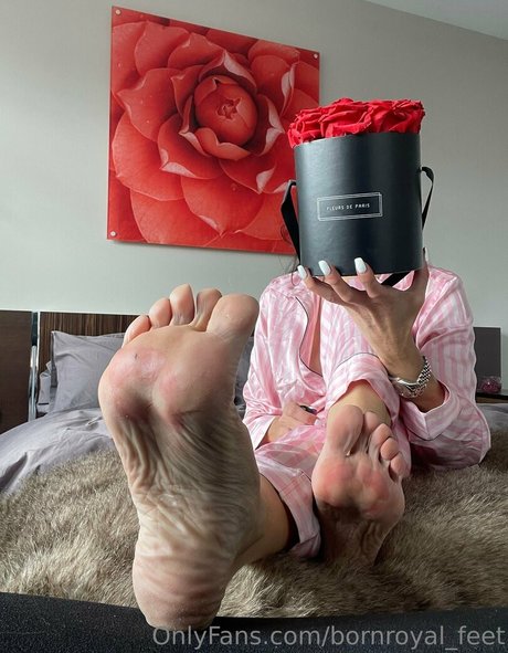 bornroyal feet top star image