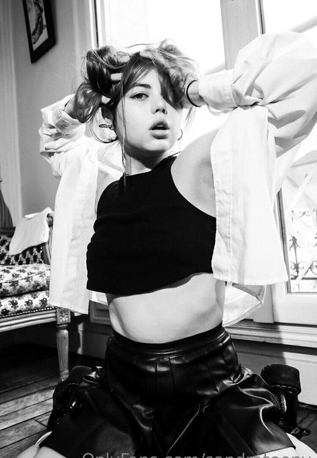 sandra tiny modèle adulte image