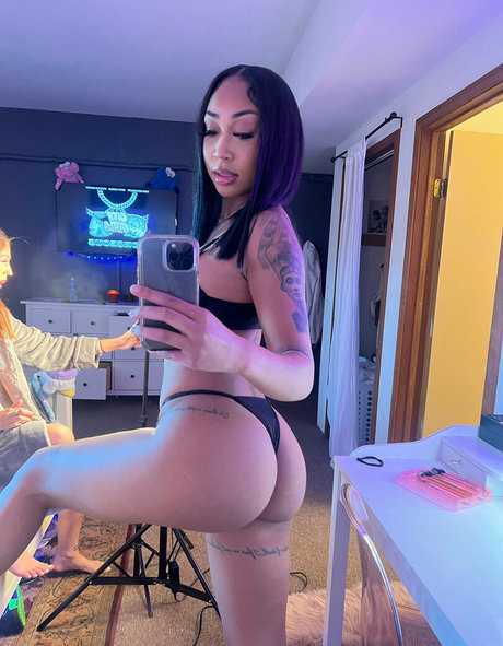 exoticblasiann étoile nue photo