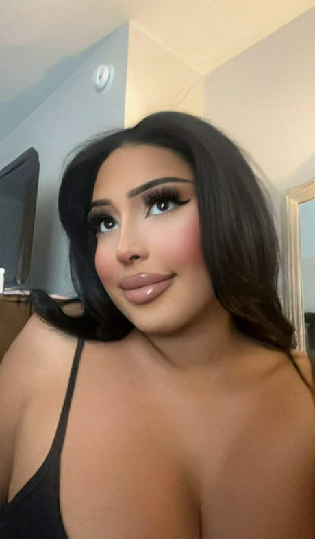 Alexistheedoll star du porno nue des photos