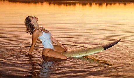 brune petite onlyfans nu de haute qualité image