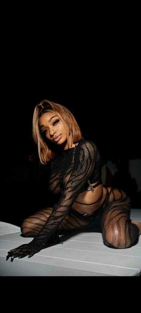 bigmfyellaa modèle magnifique archive