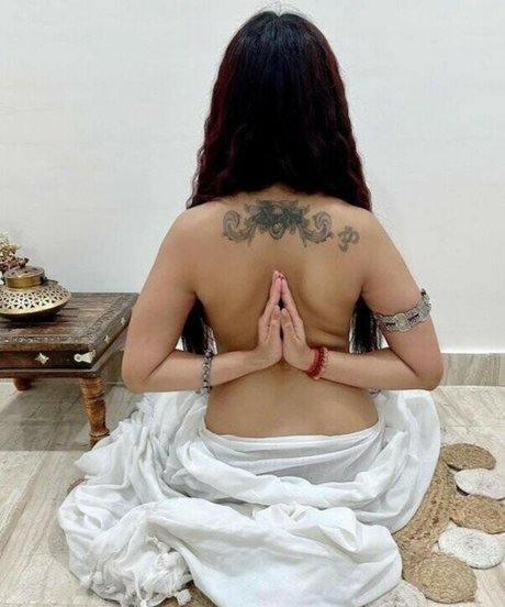 Nidhi Chaudhary star du porno parfaite galeries