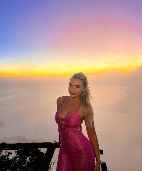 Alison Bowles star du porno sexy photos