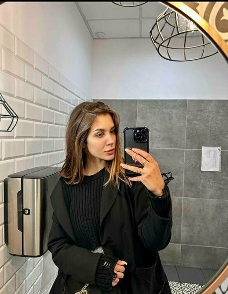 trio sous la douche onlyfans haut por des photos