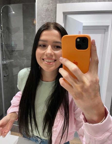 EmiliAAA modèle sympa des photos