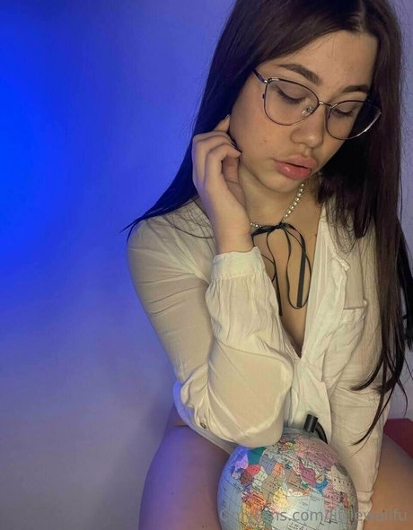 littlewaiifu beau modèle image