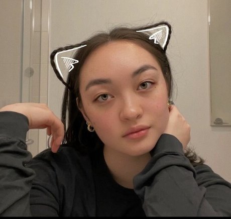 Mxmtoon actrice de nus galerie