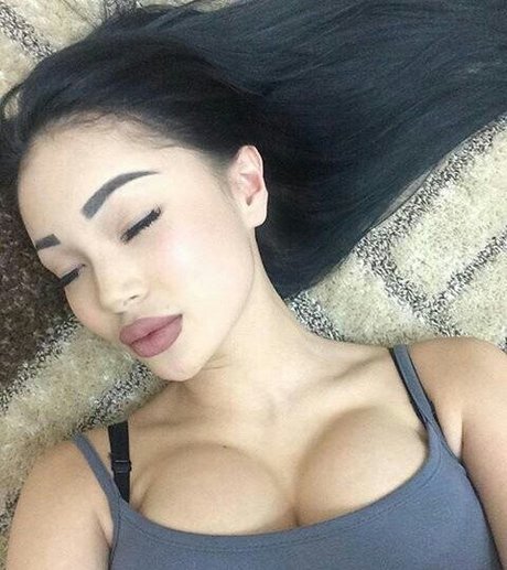 Amina Akanova star du porno belle img