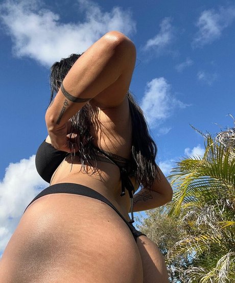 Cashmere Nelson modèle nu image