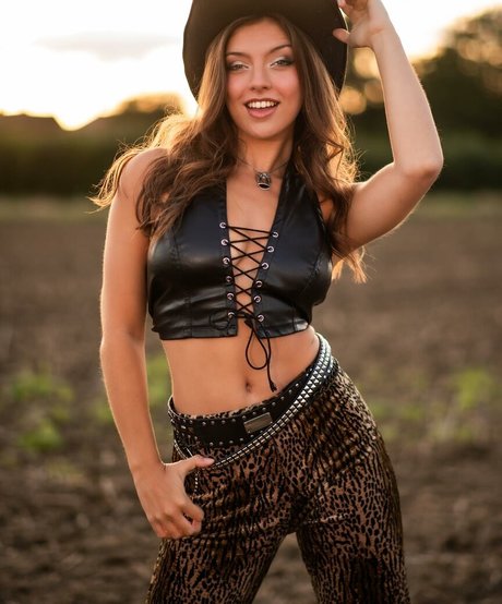 Ellie Jolly modèle hd photos