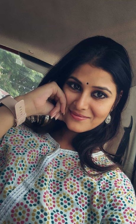 Damini Arora modèle chaud image