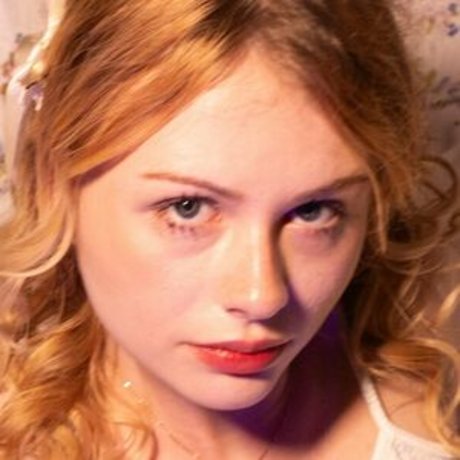 megmaybekinda modèle artistique galeries