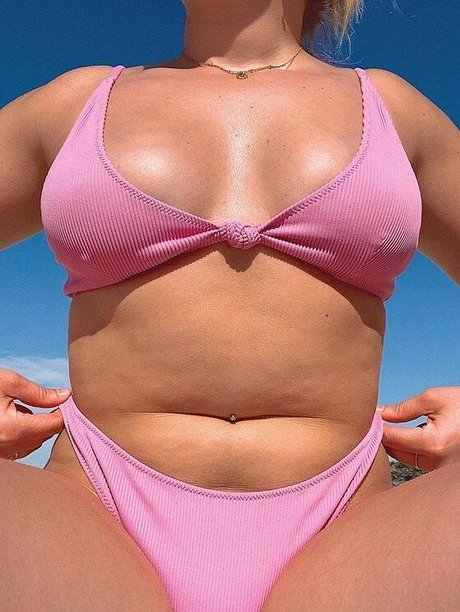 Chelsea Levin modèle nu des photos