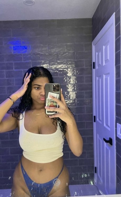 MzKora actrice de grande qualité des photos