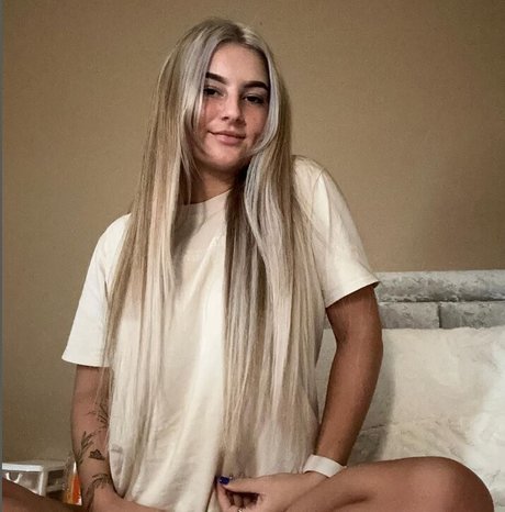 xtrahotsofia modèle sympa photo