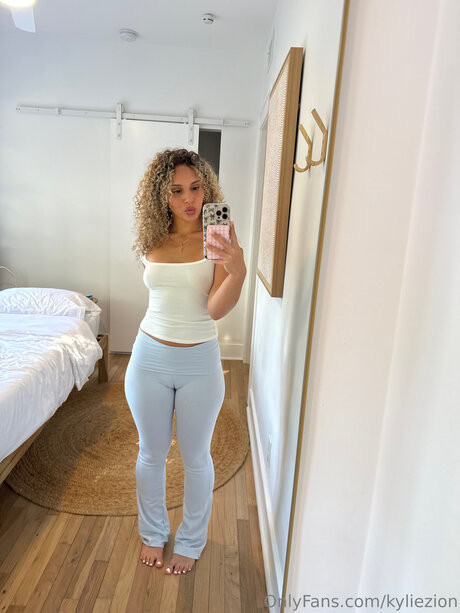 kyliezion modèle sexy image