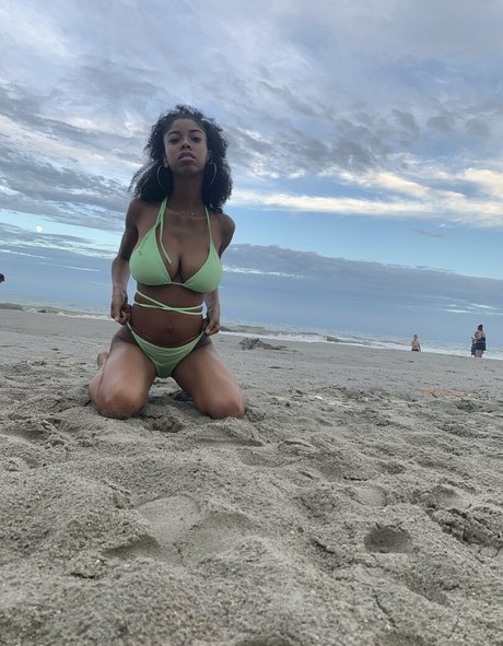 Kira Imani star du porno galeries