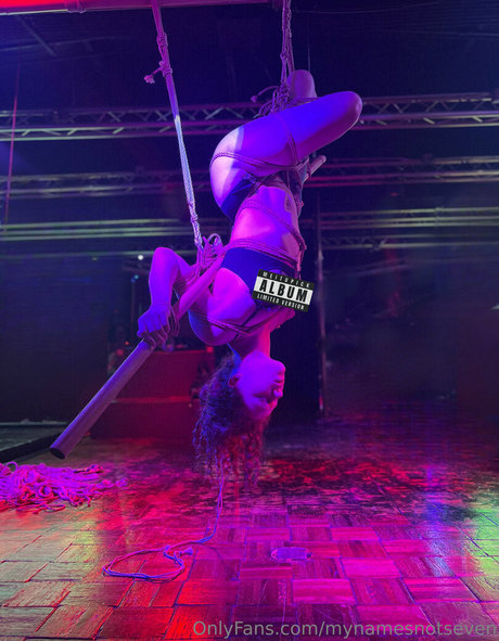 mynamesnotseven modèle érotique archive