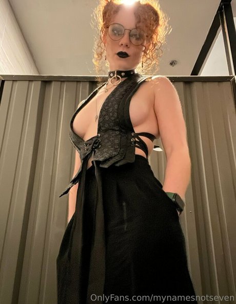 mynamesnotseven actrice sexy photos