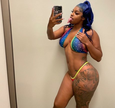 Long Tongue Fetish star exclusive des photos