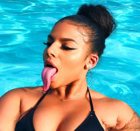 Long Tongue Fetish nus étoiles image