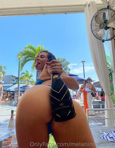 milf aux cheveux noirs onlyfans chaud xxx des photos