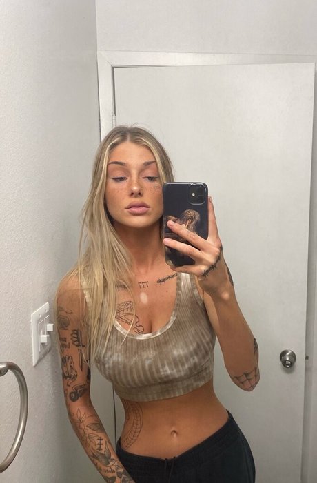 Ryrenee modèle sexy image