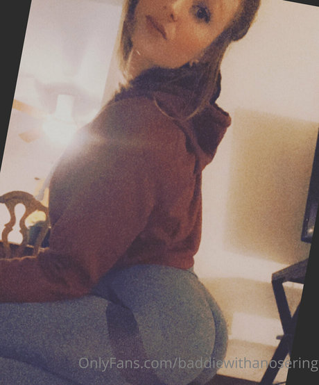 baddiewithanosering Fotoaufnahmen