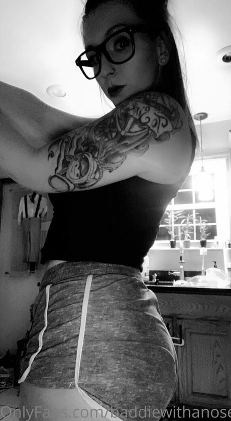 baddiewithanosering star érotique des photos