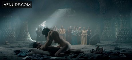 Anya Chalotra haut modèle images