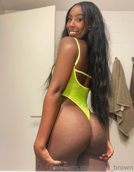 ariel brown modèle exclusif images