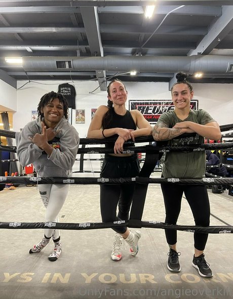 angieoverkill star pornographique photo