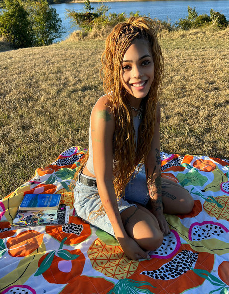 leahsade actrice sexy des photos