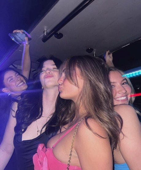 Sara Bella Harris nus étoiles images