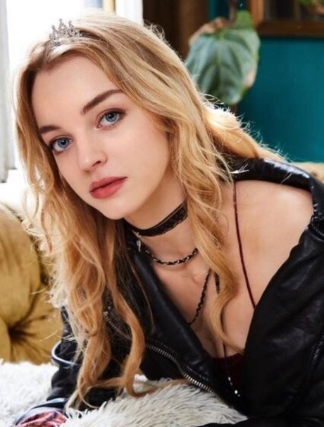 Olivia Rose Keegan modèle nu archive