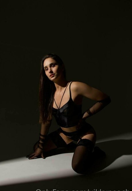 vipaleksastone modèle nu collection