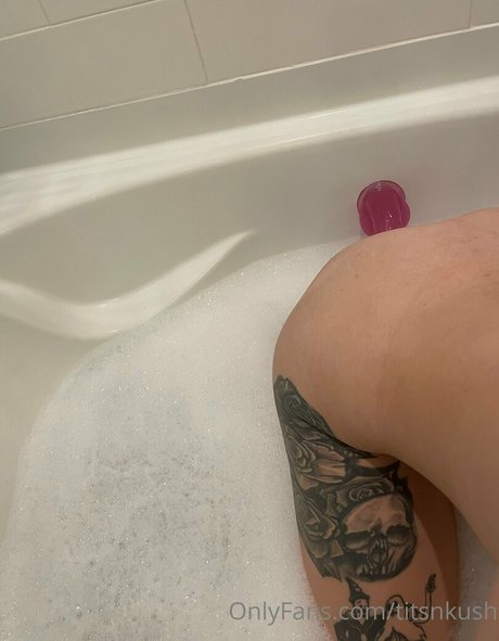 TitsNkush star du porno adulte photo