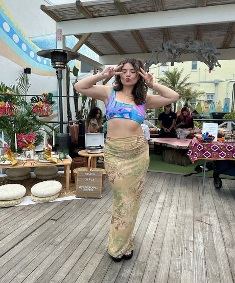 Alondra Larson actrice sexy archive