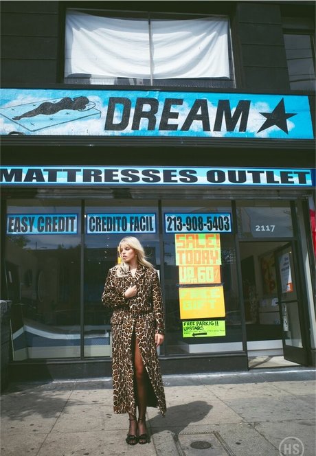 Renee Rapp star du porno adulte photos