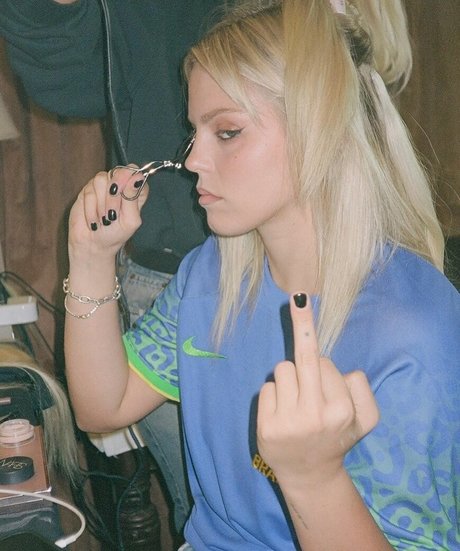 Renee Rapp star du porno sympa images