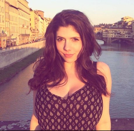 Emily Helen Barry sexe star image