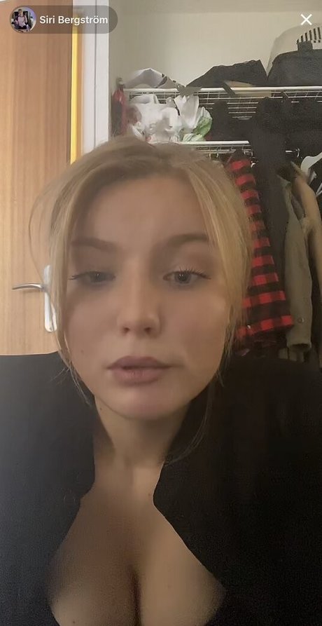 Siri54 joli modèle galerie