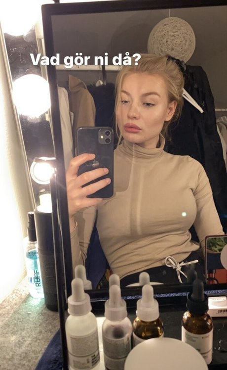 Siri54 xxx star du porno image