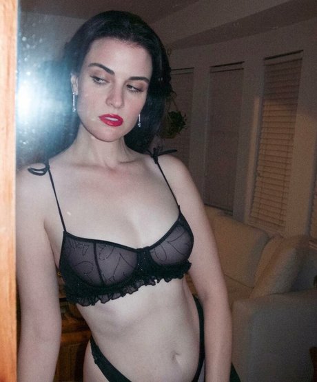 Kelleth Cuthbert étoile sexy img