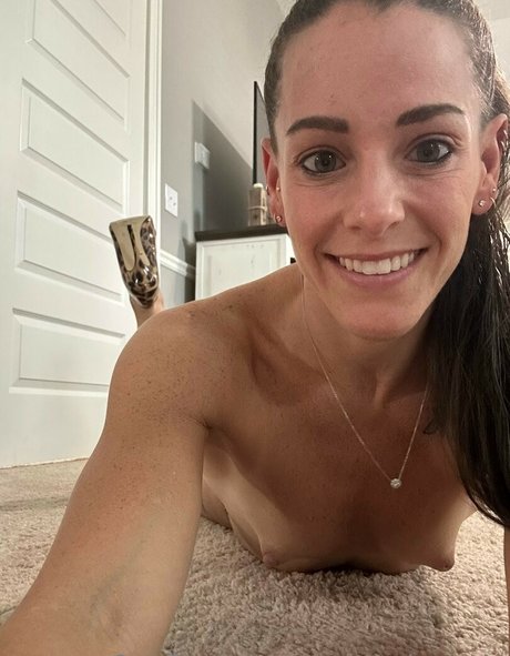 milf aux cheveux noirs onlyfans adulte de haute qualité image