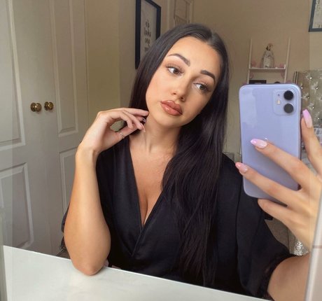 Chloe Reynolds modèle exclusif des photos