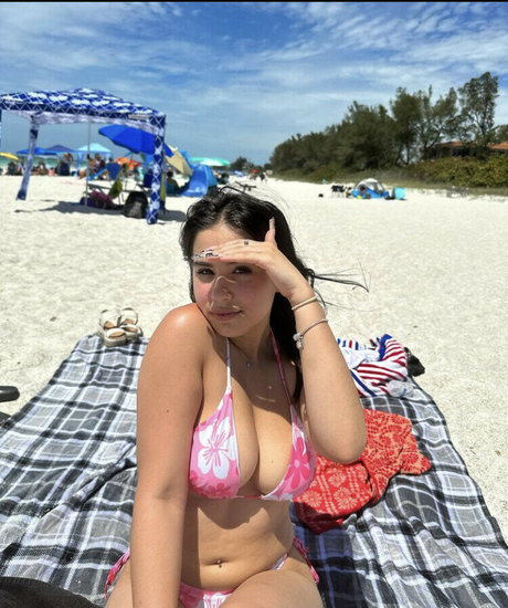 Eve Irizarry modèle gratuit image