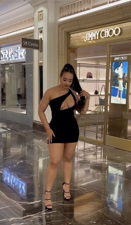 Demetria Obilor modèle exclusif archive