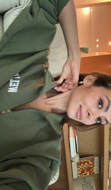 Emily Oberg star pornographique img